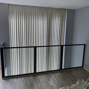 Stalen hoekbalustrade met glas