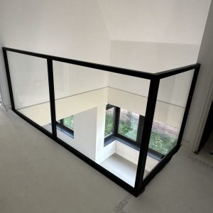 Glazen hoekbalustrade met 3 vakken