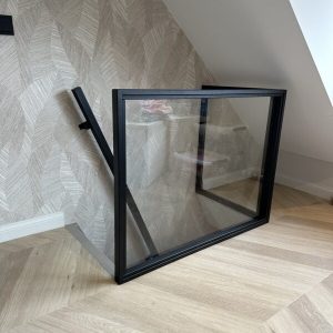 Glazen hoekbalustrade met helder glas