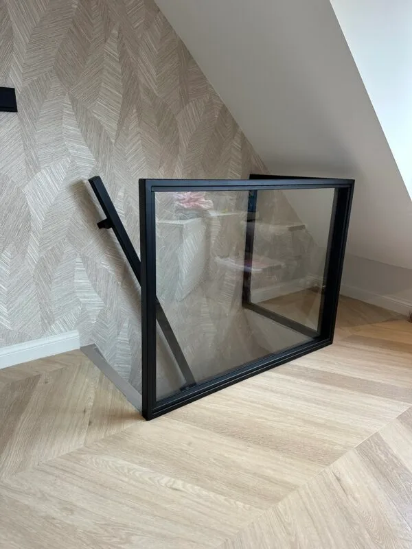 Glazen hoekbalustrade met helder glas