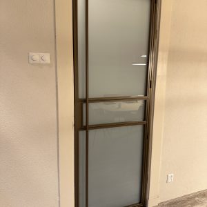 Gouden scharnierdeur melglas
