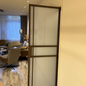 Gouden scharnierdeur melglas zijaanzicht