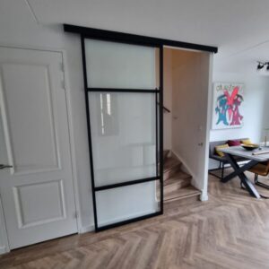 Stalen schuifdeur dicht