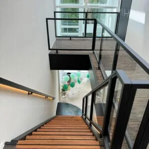 Balustrade van glas in kantoorpand