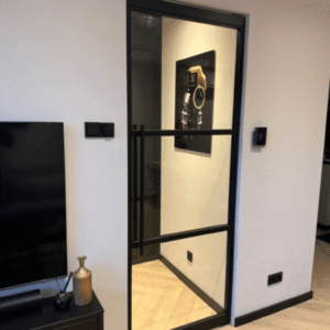 Taatsdeur met bronzen glas en zwarte scharnieren