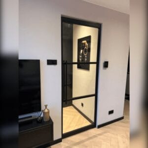 Taatsdeur met bronzen glas en zwarte scharnieren