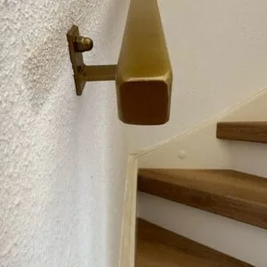 Gebogen gouden trapleuning