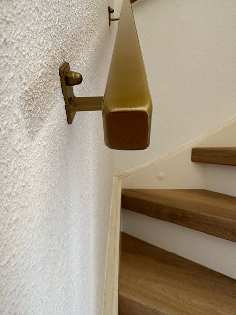 Gouden trapleuning 30×30 1 Gebogen gouden trapleuning