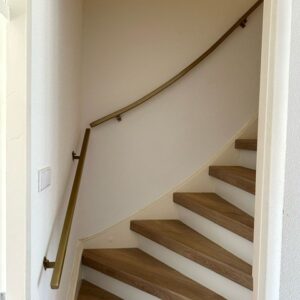 Gebogen gouden trapleuning 30x30 op maat