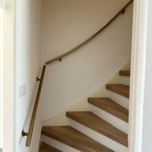 Gebogen gouden trapleuning 30x30 op maat