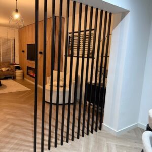 Roomdivider met losse spijlen en blinde verbinding
