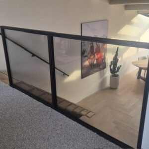 Stalen balustrade met smoke glas