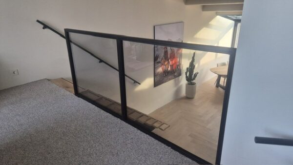 Stalen balustrade met smoke glas