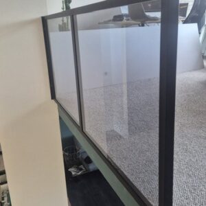 Stalen balustrade met smoke glas zijaanzicht