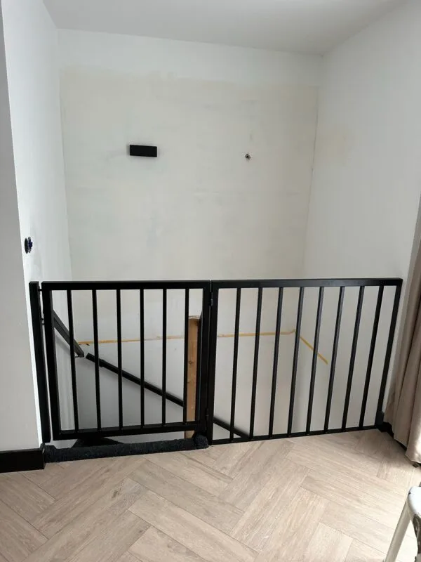 stalen hoekbalustrade met deur rond een trapgat
