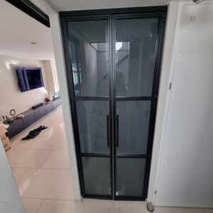 Garderobe kast met grijs glas en maatwerk kapstokken