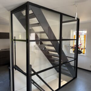 Glazen wand met dubbele deur