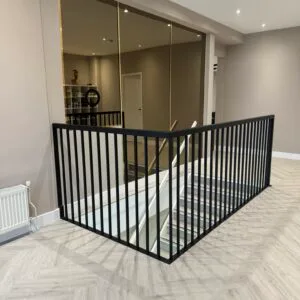 Extra grote stalen balustrade met verticale spijlen