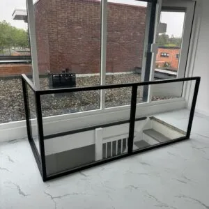 Glazen balustrade met hoek