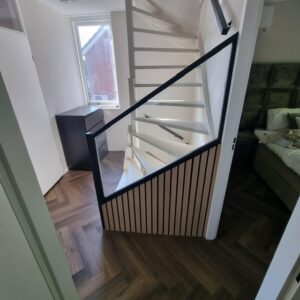 Schuine glazen balustrade met woodpanelen