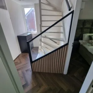 Schuine glazen balustrade met woodpanelen