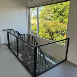 Stalen balustrade met glas
