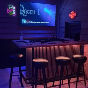 Maatwerk thuisbar met donker licht