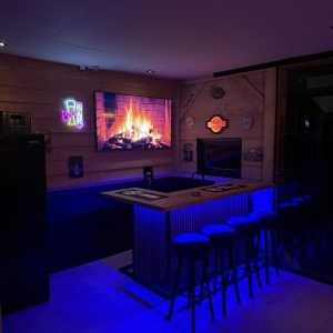 Maatwerk thuisbar met extra donker licht