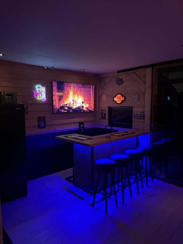 Maatwerk thuisbar met extra donker licht
