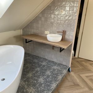 Eiken badkamer meubels zijaanzicht