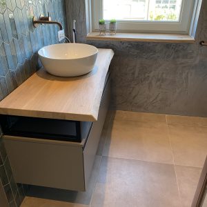 Eiken badkamer wandplank zijaanzicht