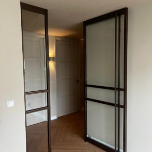 Bronzen deur en wandcombinatie zijaanzicht