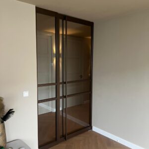 Bronzen deur en wandcombinatie