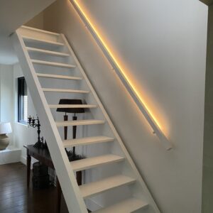 Witte trapleuning met verlichting