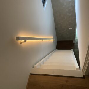 Witte trapleuning met verlichting bovenaanzicht