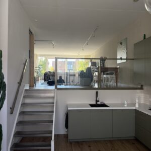 Olive green balustrade vooraanzicht