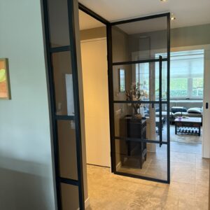 4 vaks scharnierdeur smoke glas zijaanzicht