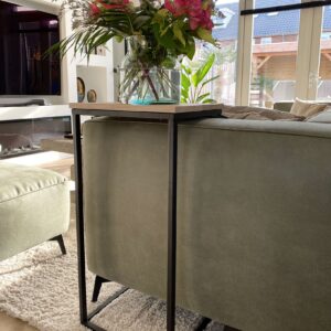 Bijzettafel over bank zijaanzicht