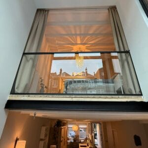 Glazen balustrade in slaapkamer