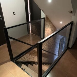 Glazen rechte balustrade met smoke glas