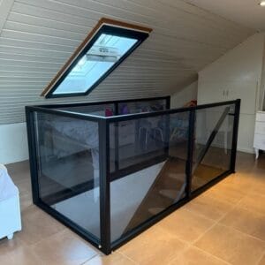 Glazen u balustrade met smoke glas