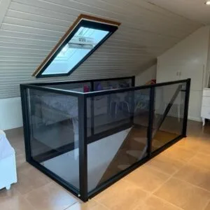 Glazen u balustrade met smoke glas