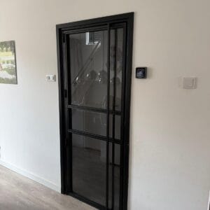 Zwarte scharnierdeur in bestaand kozijn