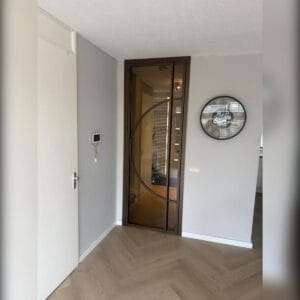 bronzen deur met brons glas in bestaand kozijn met visgraatvloer