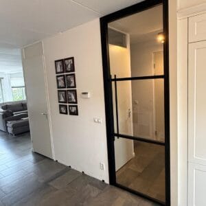 Stalen deur met overzetkozijn