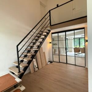 Maatwerk stalen trapbalustrade met horizontale spijlen