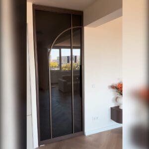 Bronzen taatsdeur met donker brons glas en bijzondere vorm